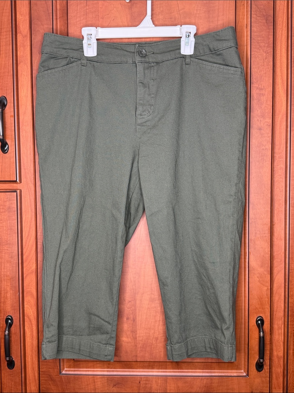 Women’s St. John’s Bay Olive Green Capris. Size: 14